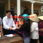 phát quà miền trung