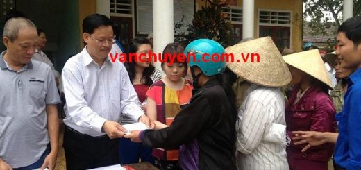 phát quà miền trung